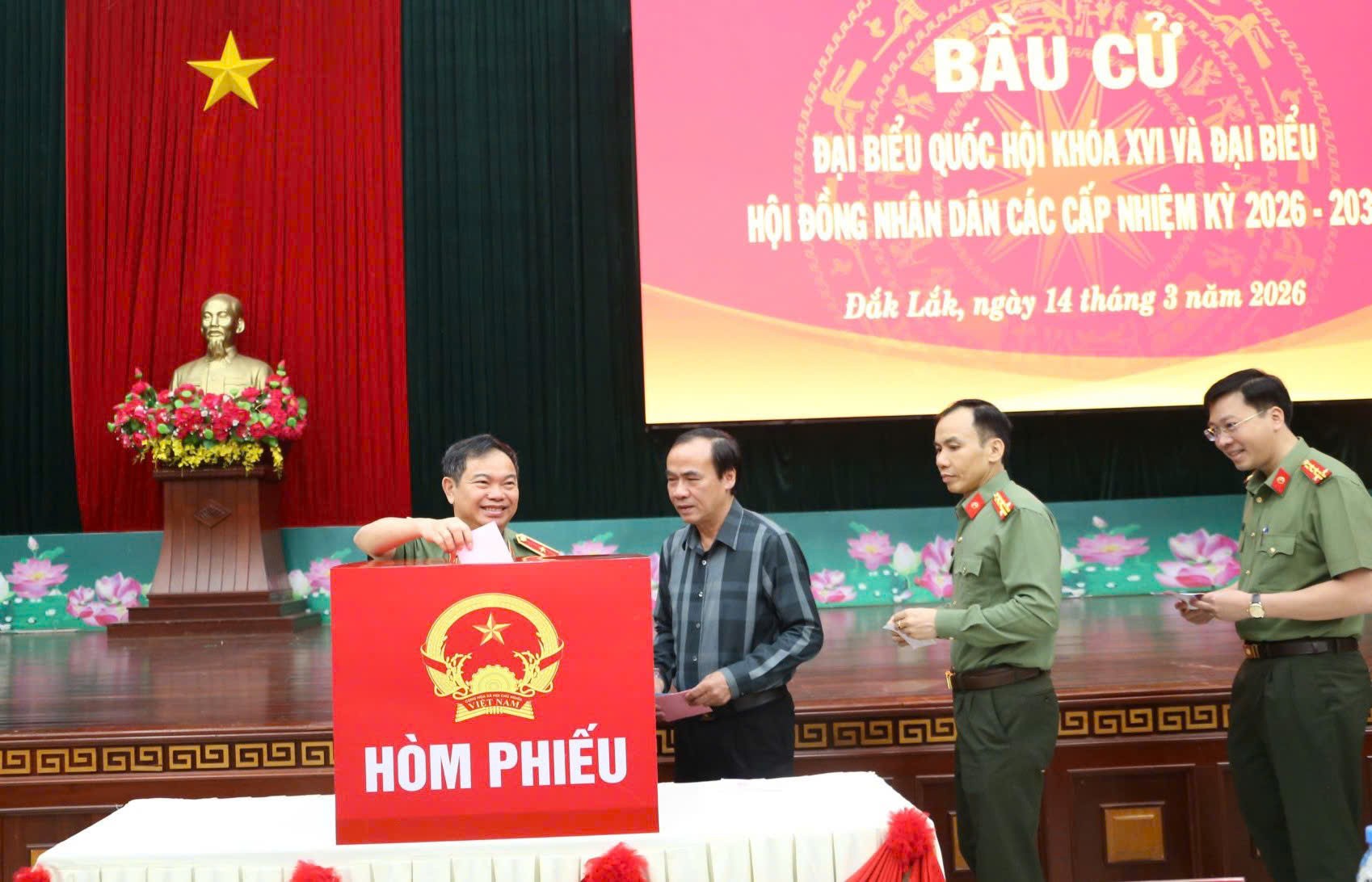 Đắk Lắk: Lực lượng vũ trang tham gia bầu cử sớm, sẵn sàng bảo vệ ngày hội toàn dân Đắk Lắk: Lực lượng vũ trang tham gia bầu cử sớm, sẵn sàng bảo vệ ngày hội toàn dân