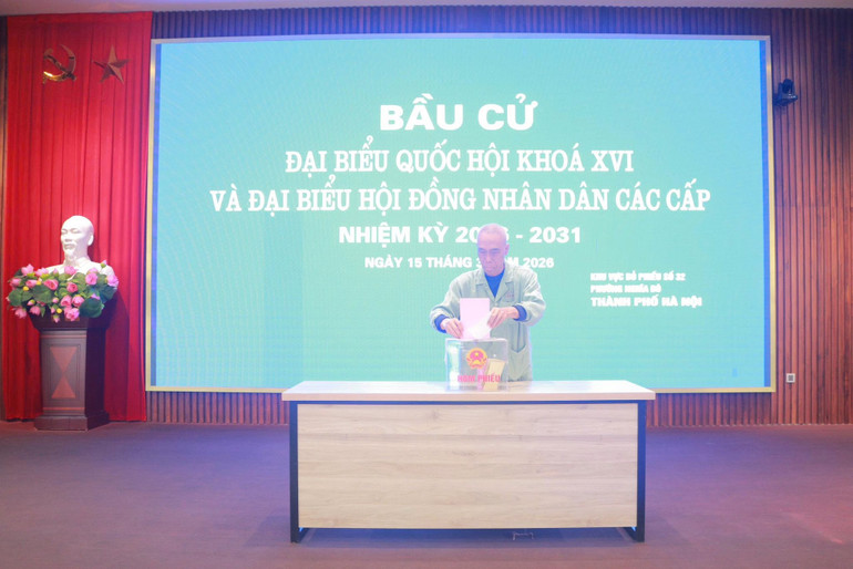 Xúc động những lá phiếu được bỏ ngay tại giường bệnh Xúc động những lá phiếu được bỏ ngay tại giường bệnh