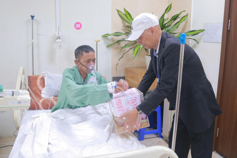 Xúc động những lá phiếu được bỏ ngay tại giường bệnh Xúc động những lá phiếu được bỏ ngay tại giường bệnh