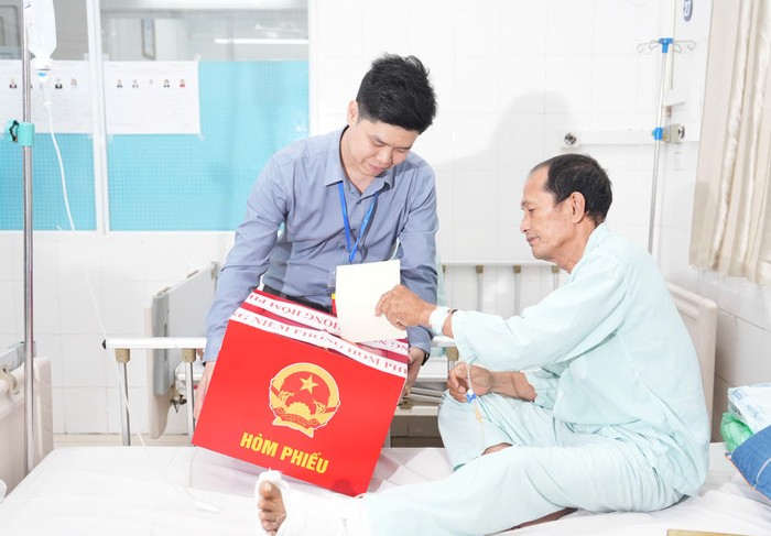 Xúc động những lá phiếu được bỏ ngay tại giường bệnh