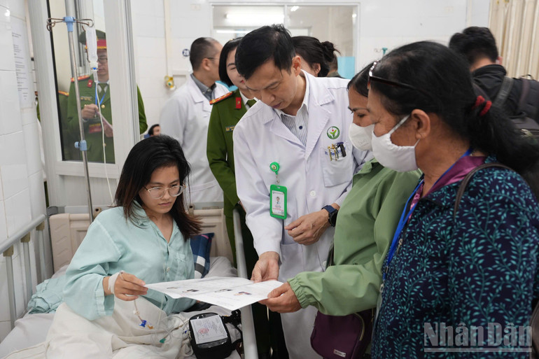 Xúc động những lá phiếu được bỏ ngay tại giường bệnh Xúc động những lá phiếu được bỏ ngay tại giường bệnh