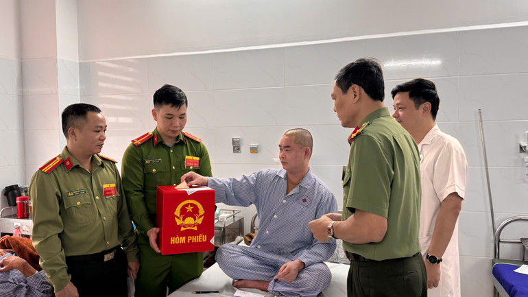 Xúc động những lá phiếu được bỏ ngay tại giường bệnh Xúc động những lá phiếu được bỏ ngay tại giường bệnh