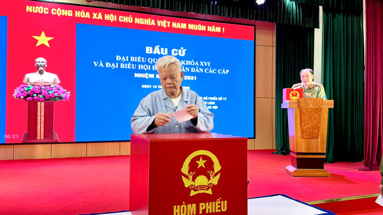 Xúc động những lá phiếu được bỏ ngay tại giường bệnh Xúc động những lá phiếu được bỏ ngay tại giường bệnh