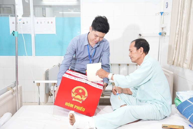 Xúc động những lá phiếu được bỏ ngay tại giường bệnh Xúc động những lá phiếu được bỏ ngay tại giường bệnh