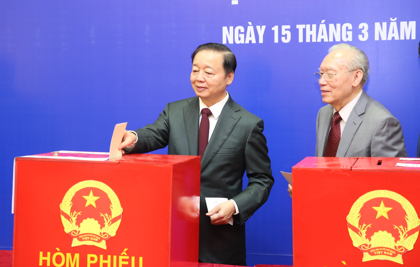 Chùm ảnh: Các đồng chí lãnh đạo Đảng, Nhà nước thực hiện quyền cử tri Chùm ảnh: Các đồng chí lãnh đạo Đảng, Nhà nước thực hiện quyền cử tri