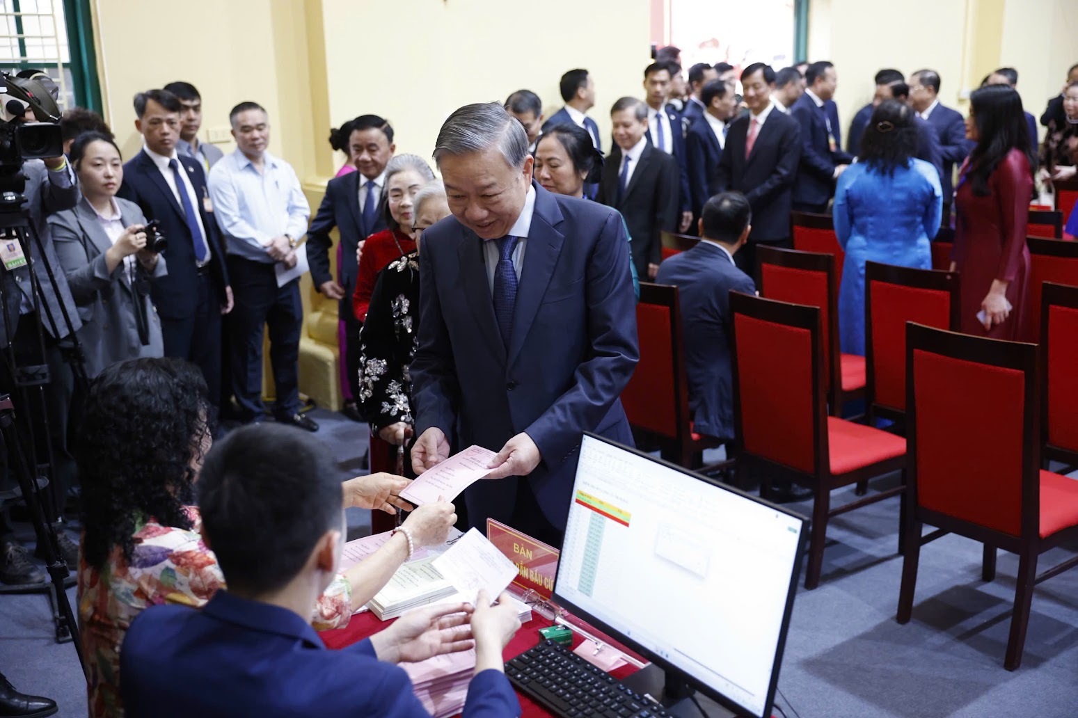 Chùm ảnh: Các đồng chí lãnh đạo Đảng, Nhà nước thực hiện quyền cử tri Chùm ảnh: Các đồng chí lãnh đạo Đảng, Nhà nước thực hiện quyền cử tri