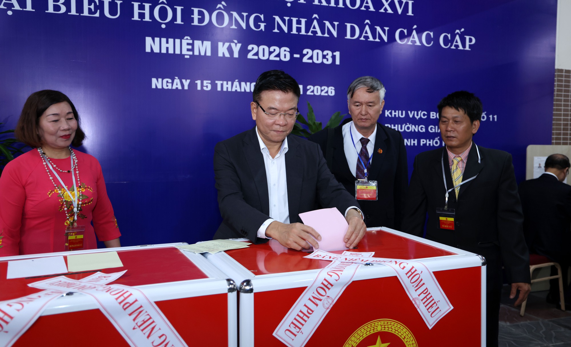 Chùm ảnh: Các đồng chí lãnh đạo Đảng, Nhà nước thực hiện quyền cử tri Chùm ảnh: Các đồng chí lãnh đạo Đảng, Nhà nước thực hiện quyền cử tri