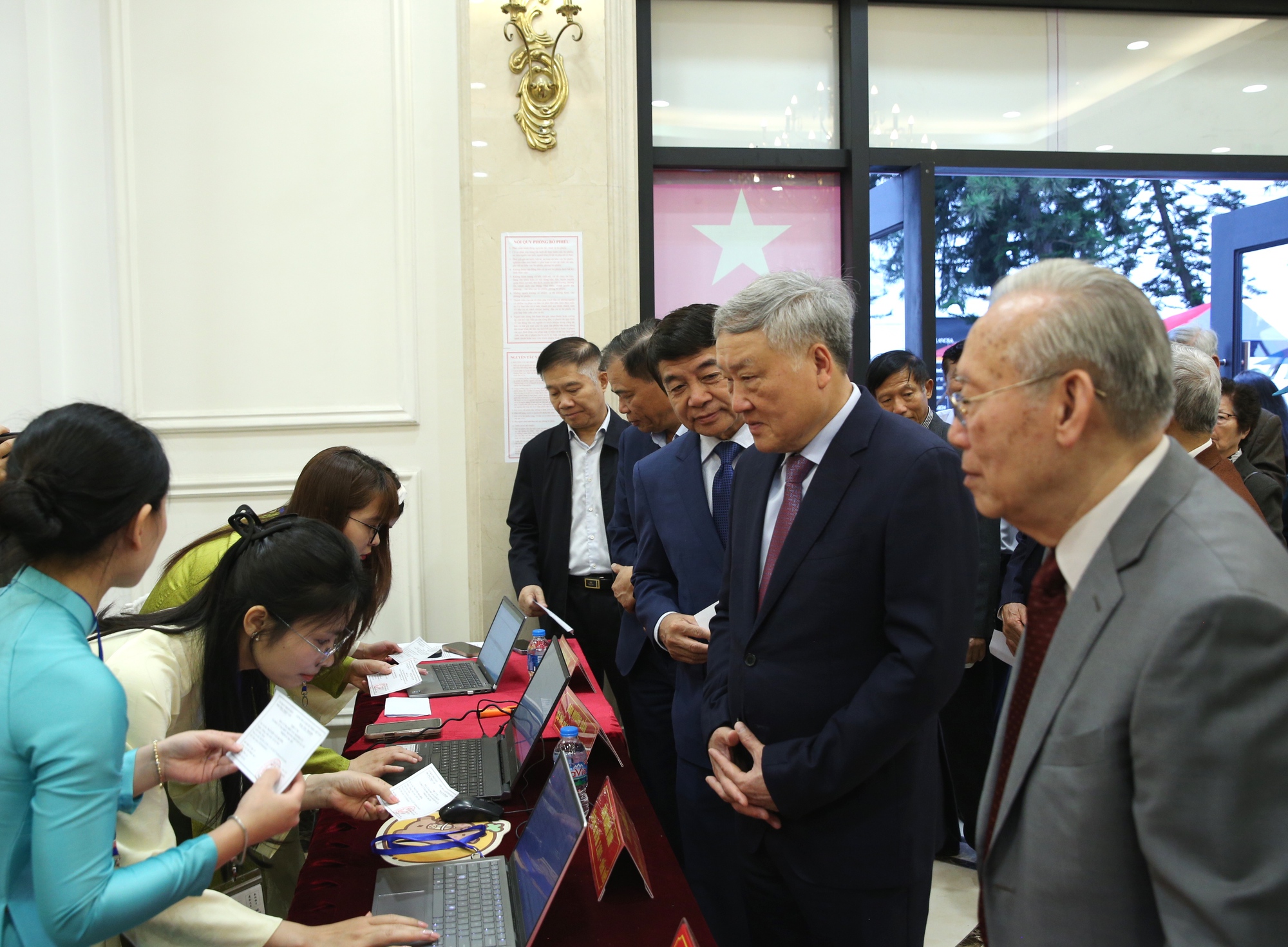 Chùm ảnh: Các đồng chí lãnh đạo Đảng, Nhà nước thực hiện quyền cử tri Chùm ảnh: Các đồng chí lãnh đạo Đảng, Nhà nước thực hiện quyền cử tri