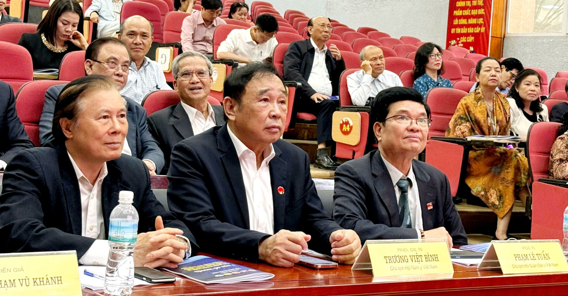 Tọa đàm khoa học: Y học Cổ truyền- Khó khăn, Thách thức và Triển vọng phát triển trong thời đại hiện nay Tọa đàm khoa học: Y học Cổ truyền Khó khăn, Thách thức và Triển vọng phát triển trong thời đại hiện nay