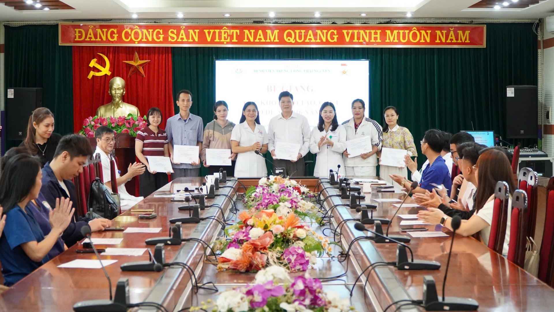 PGS.TS.BS Lê Thị Hương Lan: Người đọc thầm sự sống phía sau lâm sàng PGS.TS.BS Lê Thị Hương Lan: Người đọc thầm sự sống phía sau lâm sàng