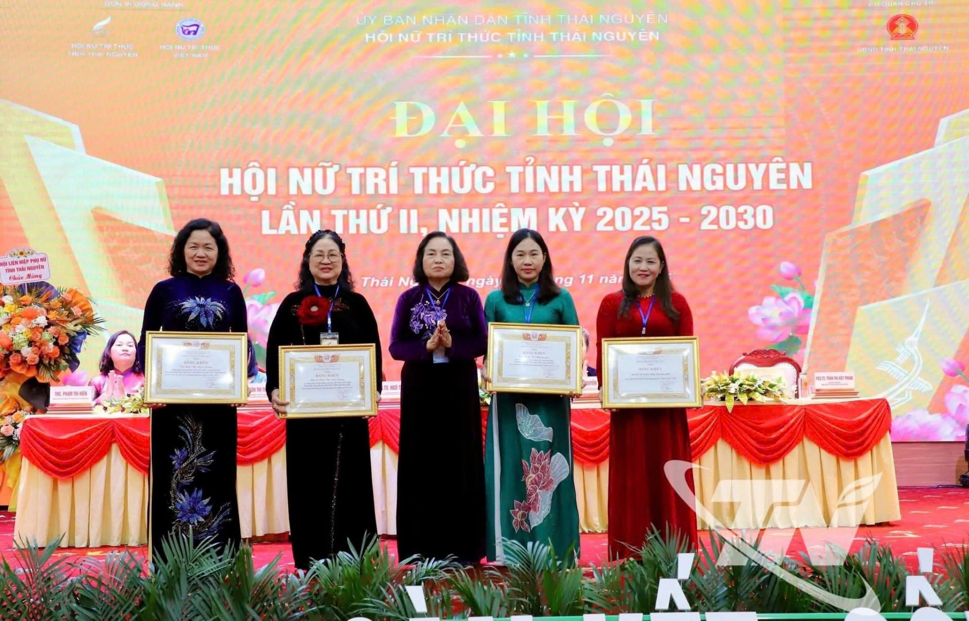 PGS.TS.BS Lê Thị Hương Lan: Người đọc thầm sự sống phía sau lâm sàng PGS.TS.BS Lê Thị Hương Lan: Người đọc thầm sự sống phía sau lâm sàng