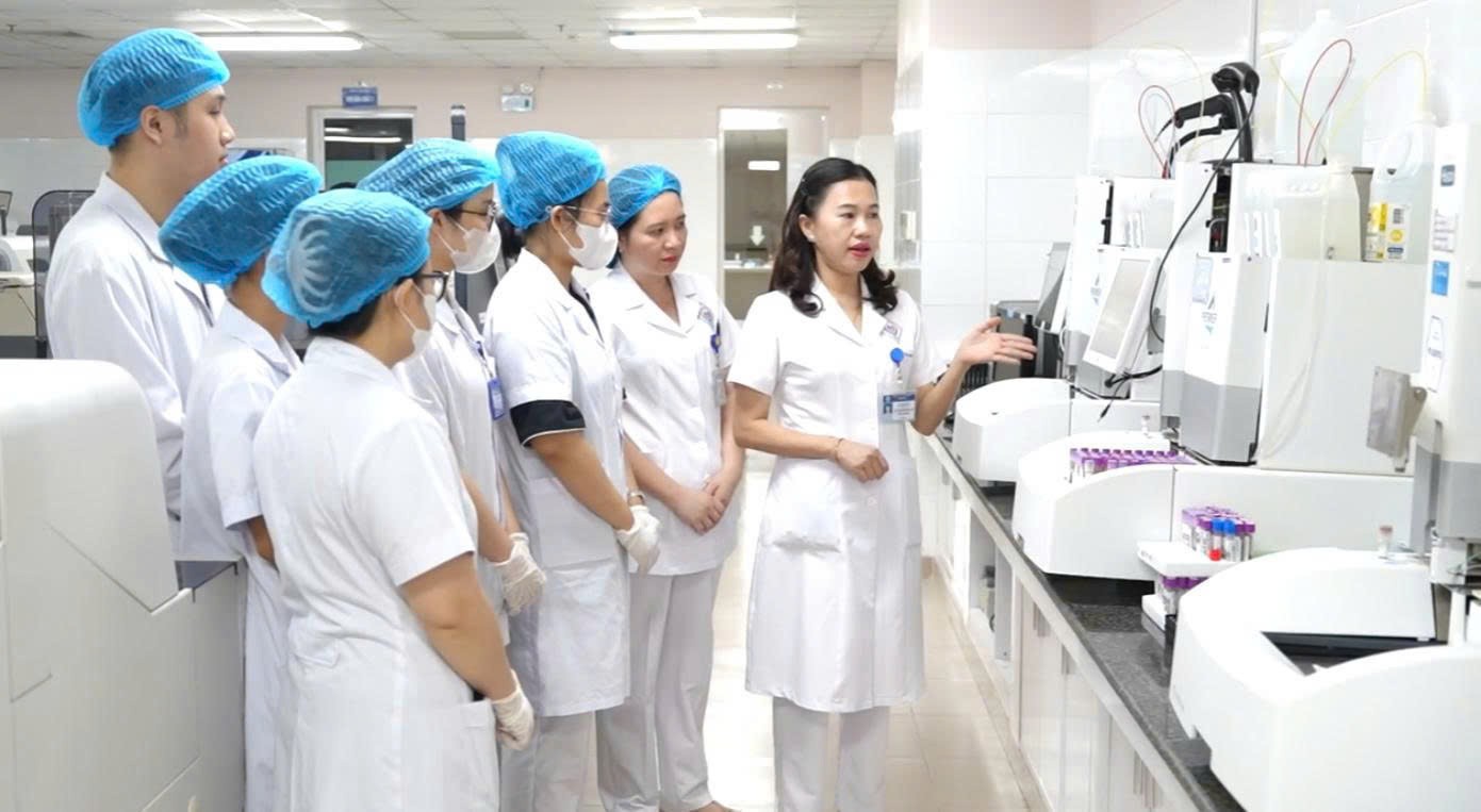 PGS.TS.BS Lê Thị Hương Lan: Người đọc thầm sự sống phía sau lâm sàng PGS.TS.BS Lê Thị Hương Lan: Người đọc thầm sự sống phía sau lâm sàng