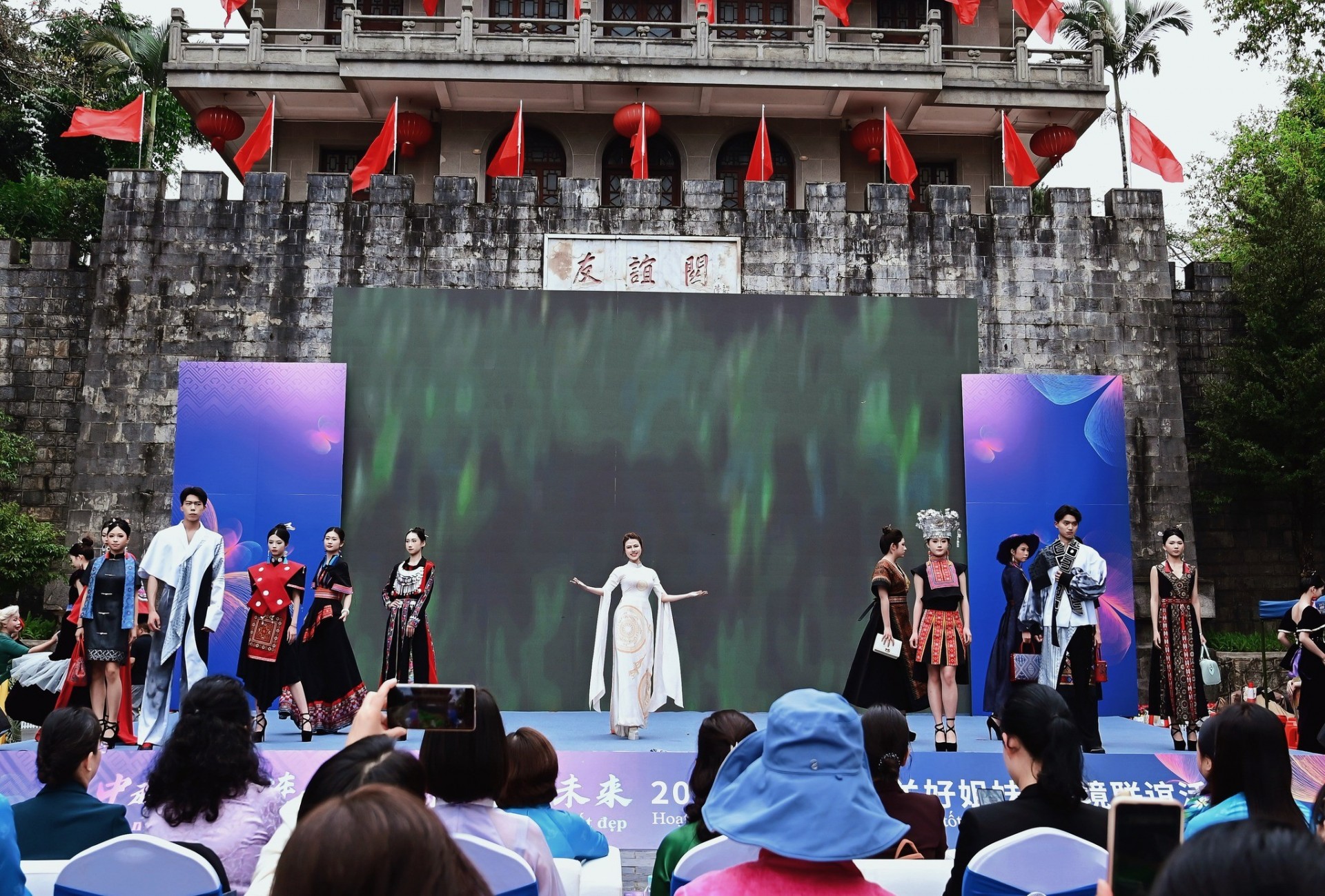 Hoa hậu Trần Son Trà tỏa sáng mở màn trình diễn áo dài Việt tại chương trình 