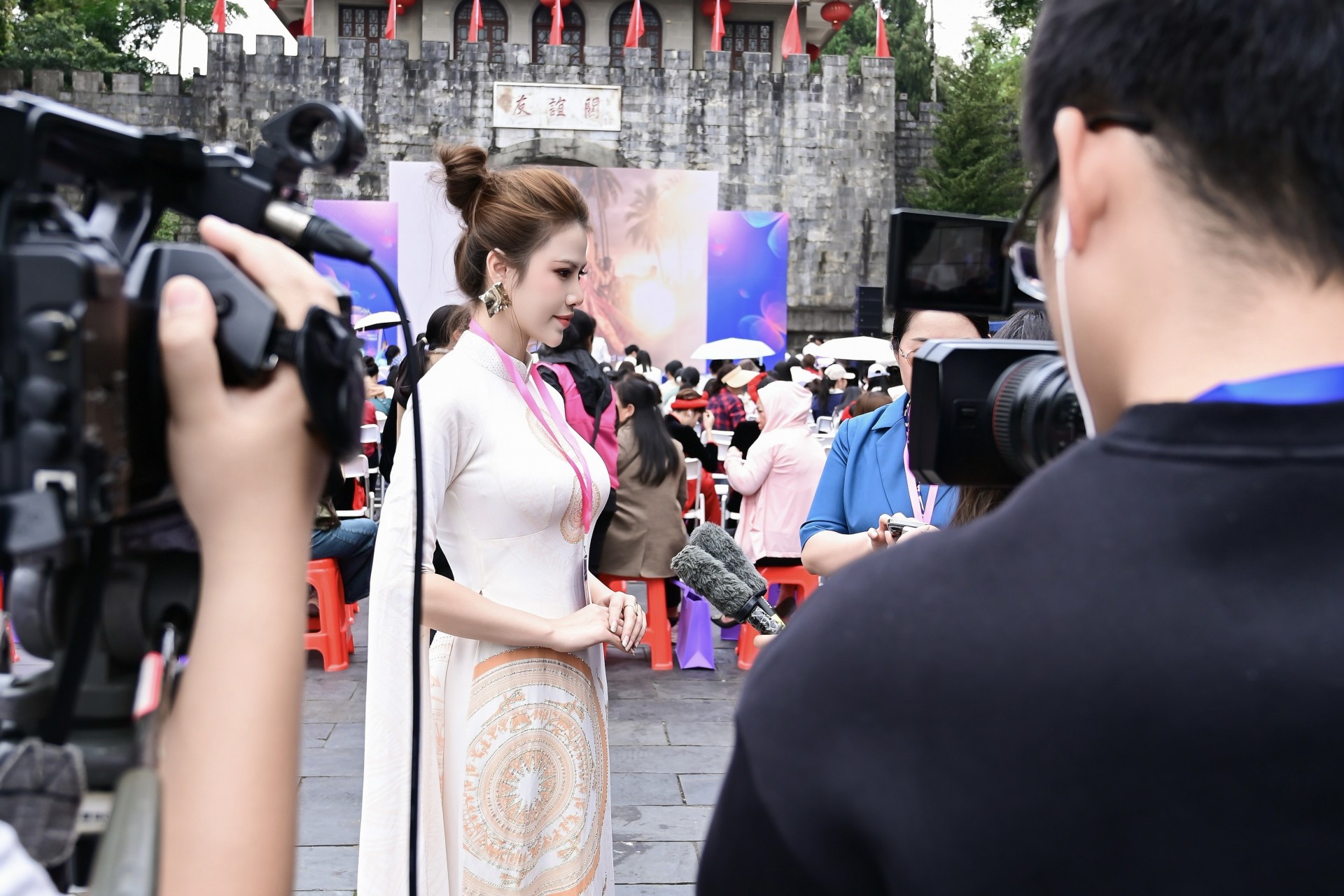 Hoa hậu Trần Son Trà tỏa sáng mở màn trình diễn áo dài Việt tại chương trình 