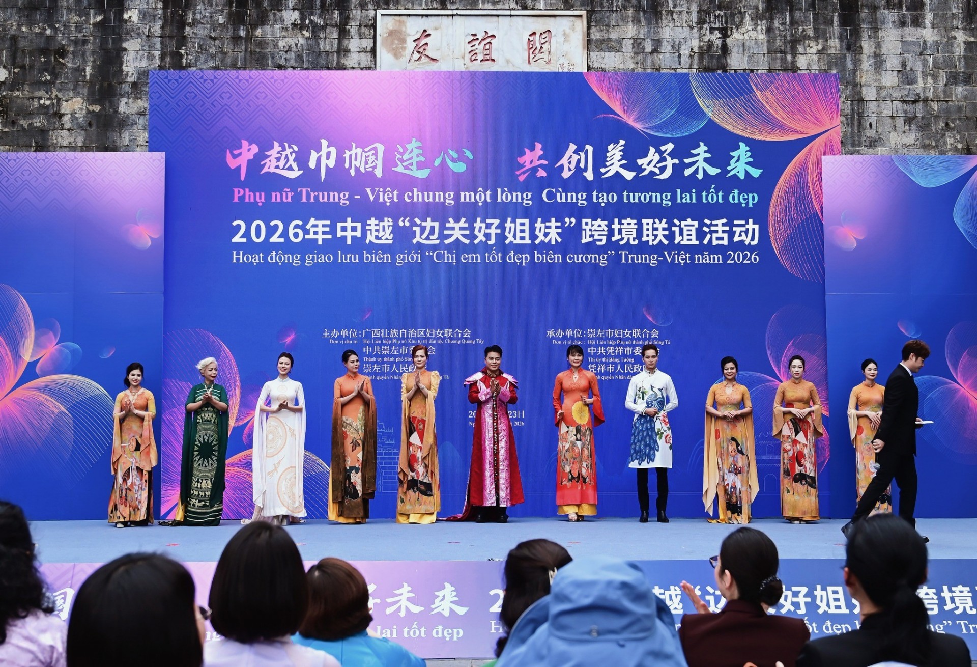 Hoa hậu Trần Son Trà tỏa sáng mở màn trình diễn áo dài Việt tại chương trình 