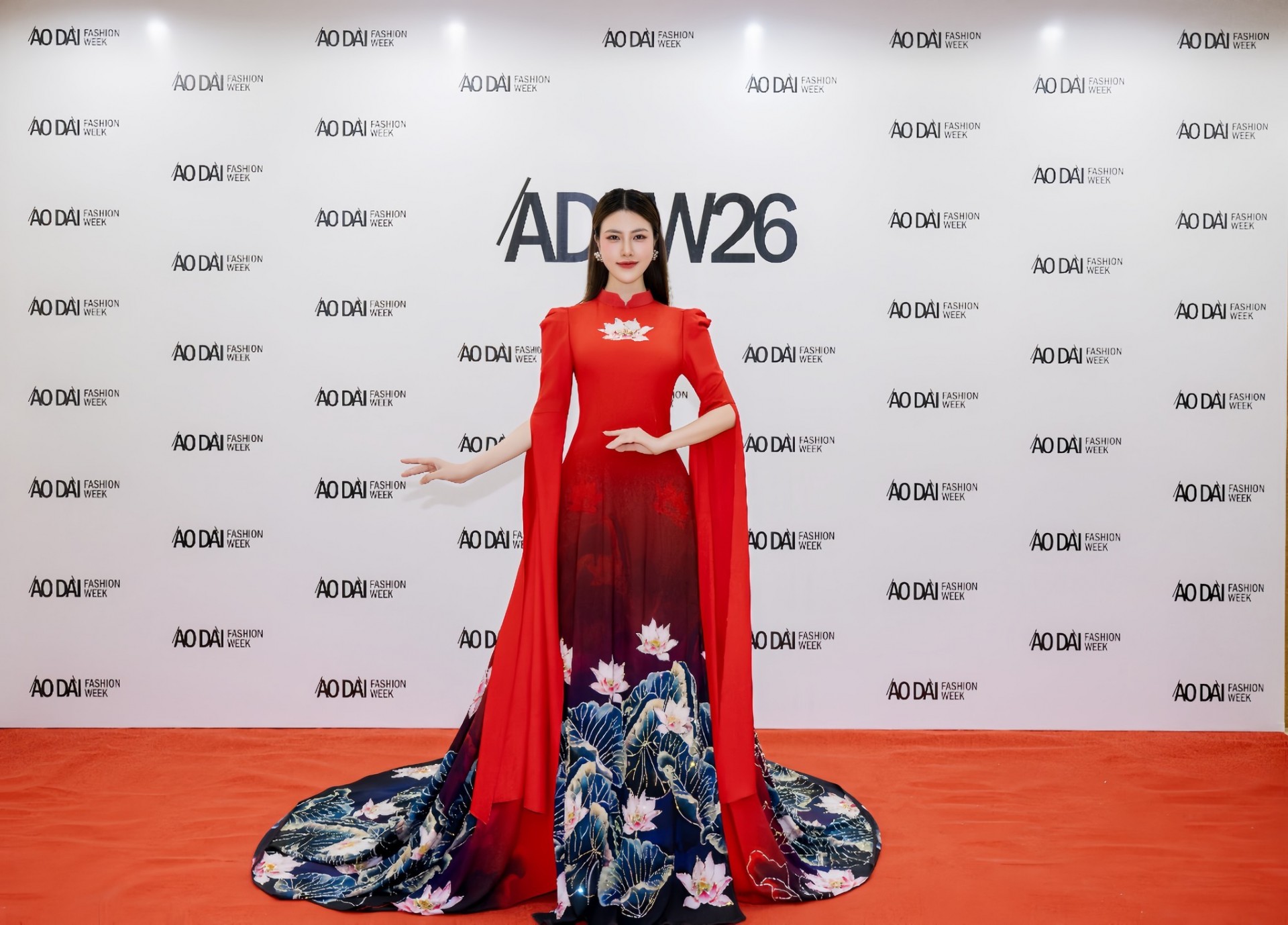 Hoa hậu Trần Son Trà tỏa sáng mở màn trình diễn áo dài Việt tại chương trình 