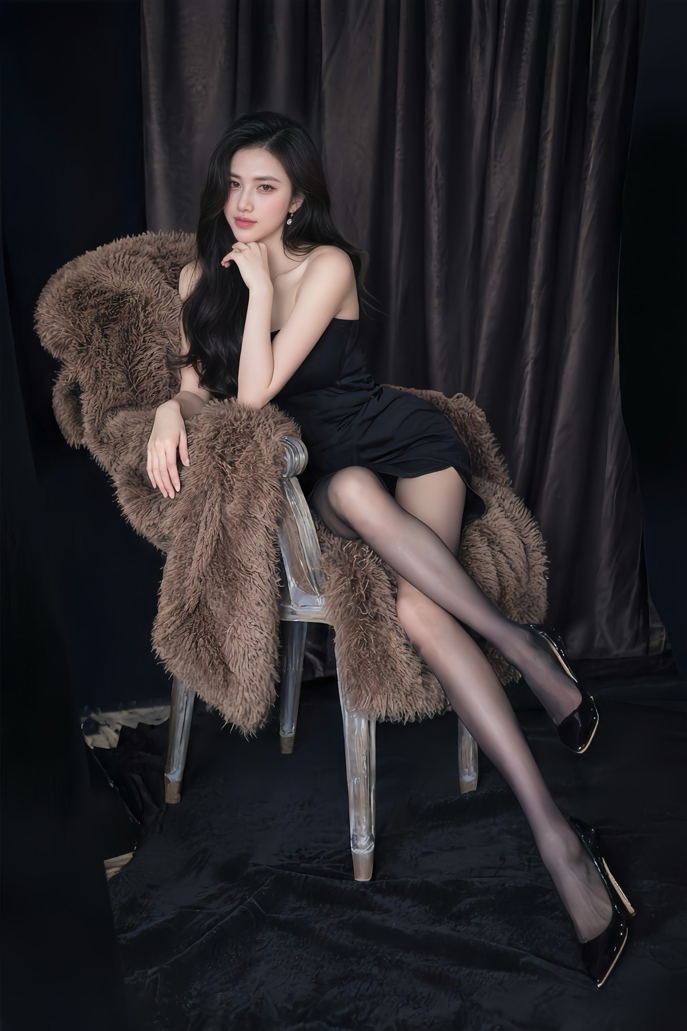 Hoa hậu Trần Son Trà tỏa sáng mở màn trình diễn áo dài Việt tại chương trình 