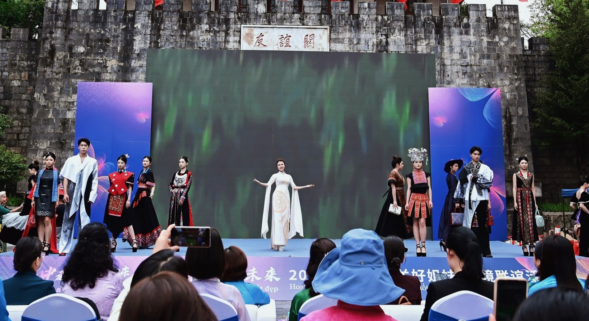 Hoa hậu Trần Son Trà tỏa sáng mở màn trình diễn áo dài Việt tại chương trình "Phụ nữ Trung - Việt 2026"