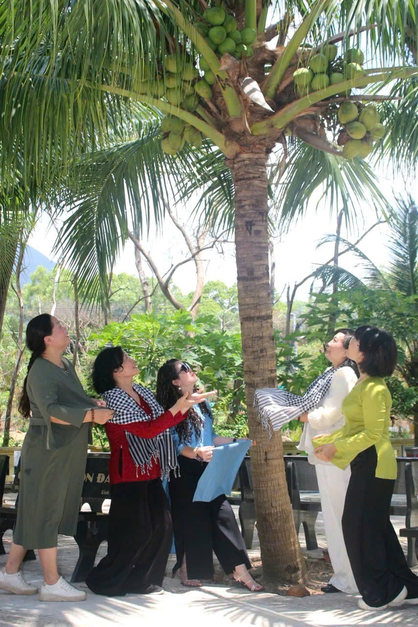 Hành trình “Về nguồn” đầy cảm xúc của Đoàn Hội viên Hội Nam Y Việt Nam tại Côn Đảo