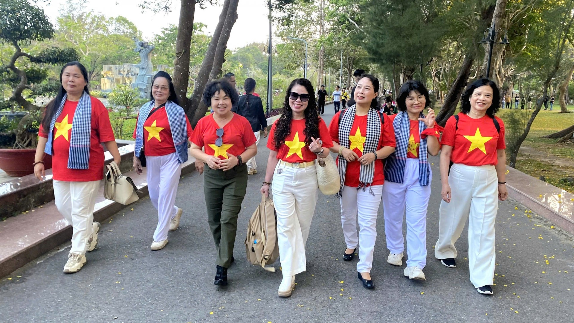 Hành trình “Về nguồn” đầy cảm xúc của Đoàn Hội viên Hội Nam Y Việt Nam tại Côn Đảo