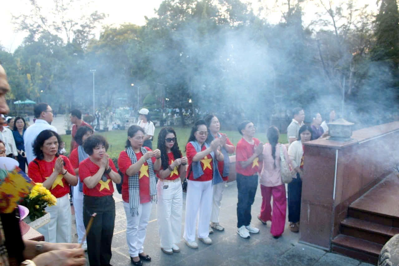 Hành trình “Về nguồn” đầy cảm xúc của Đoàn Hội viên Hội Nam Y Việt Nam tại Côn Đảo