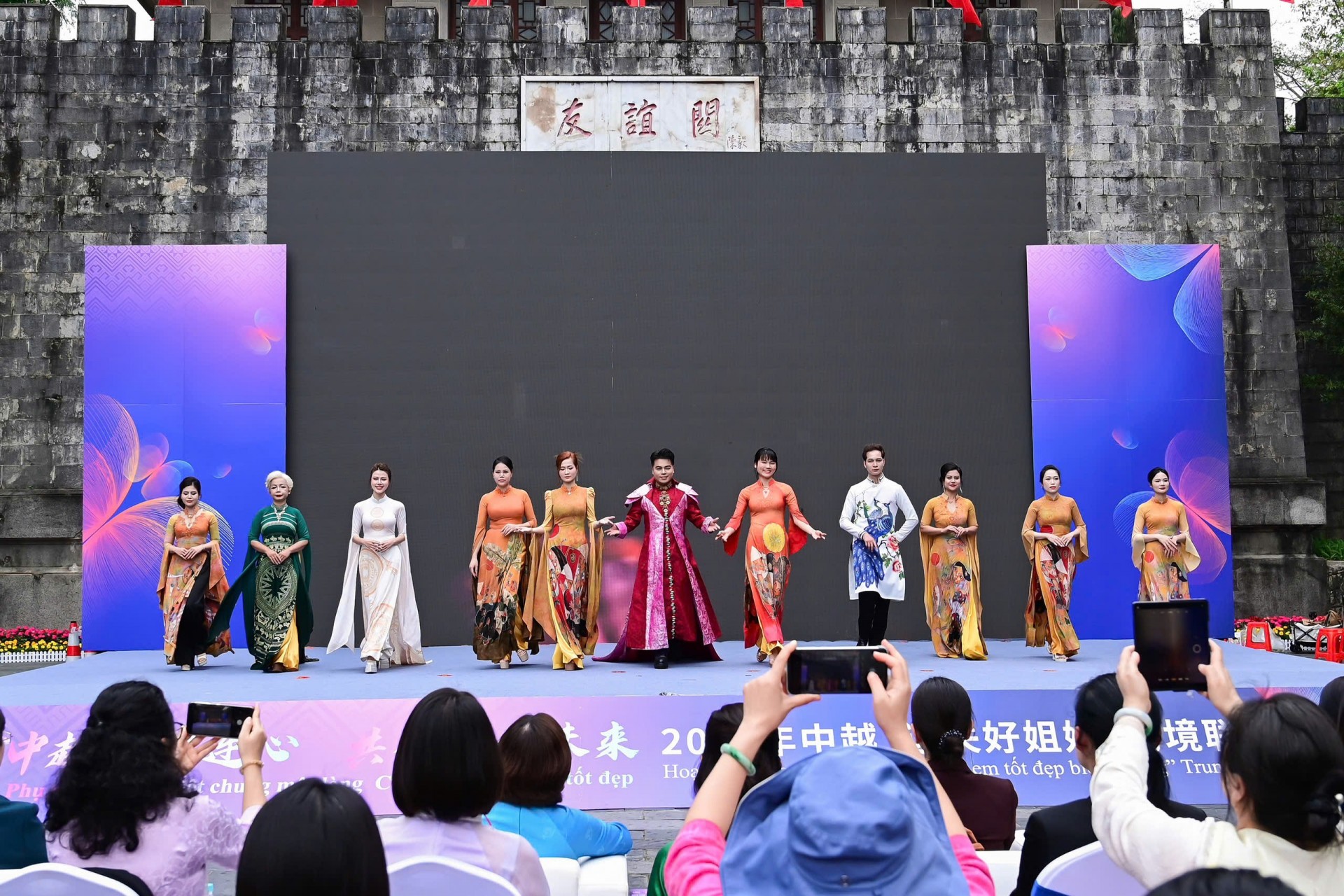 Nghệ sĩ David Le Tỏa Sáng Tại Chương Trình Giao Lưu Phụ Nữ Trung   Việt 2026