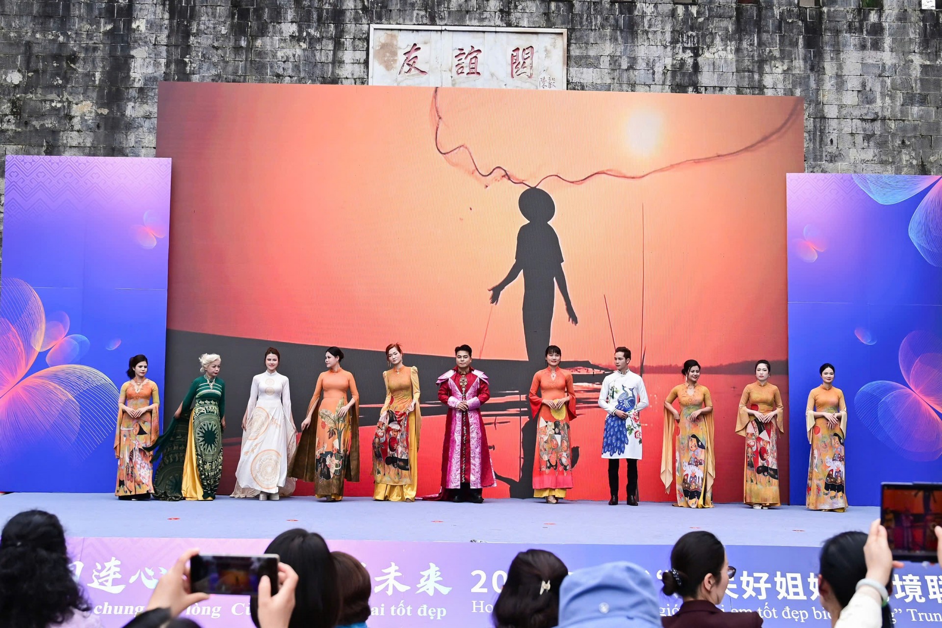 Nghệ sĩ David Le Tỏa Sáng Tại Chương Trình Giao Lưu Phụ Nữ Trung   Việt 2026