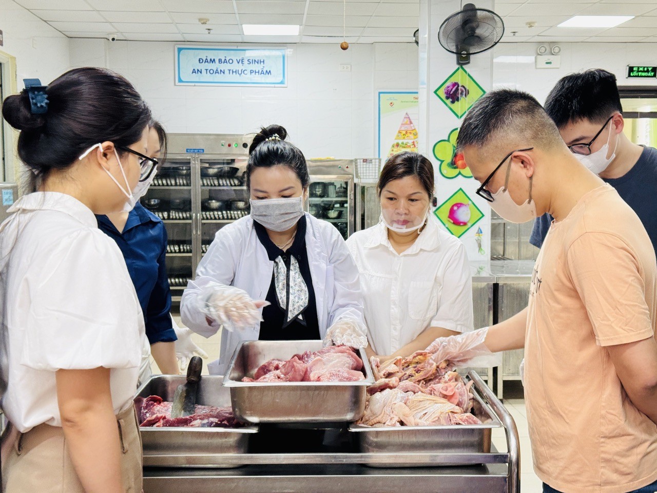 Trường Mầm non Sao Mai: Tăng cường giám sát giao nhận và bảo đảm vệ sinh an toàn thực phẩm Trường Mầm non Sao Mai: Tăng cường giám sát giao nhận và bảo đảm vệ sinh an toàn thực phẩm