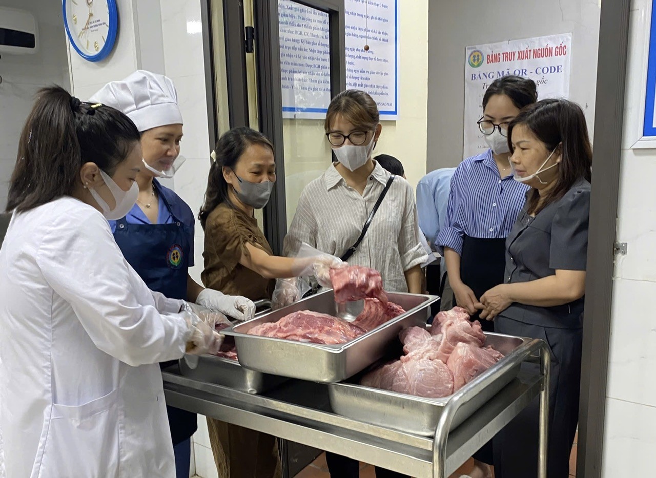 Trường Mầm non Sao Mai: Tăng cường giám sát giao nhận và bảo đảm vệ sinh an toàn thực phẩm Trường Mầm non Sao Mai: Tăng cường giám sát giao nhận và bảo đảm vệ sinh an toàn thực phẩm