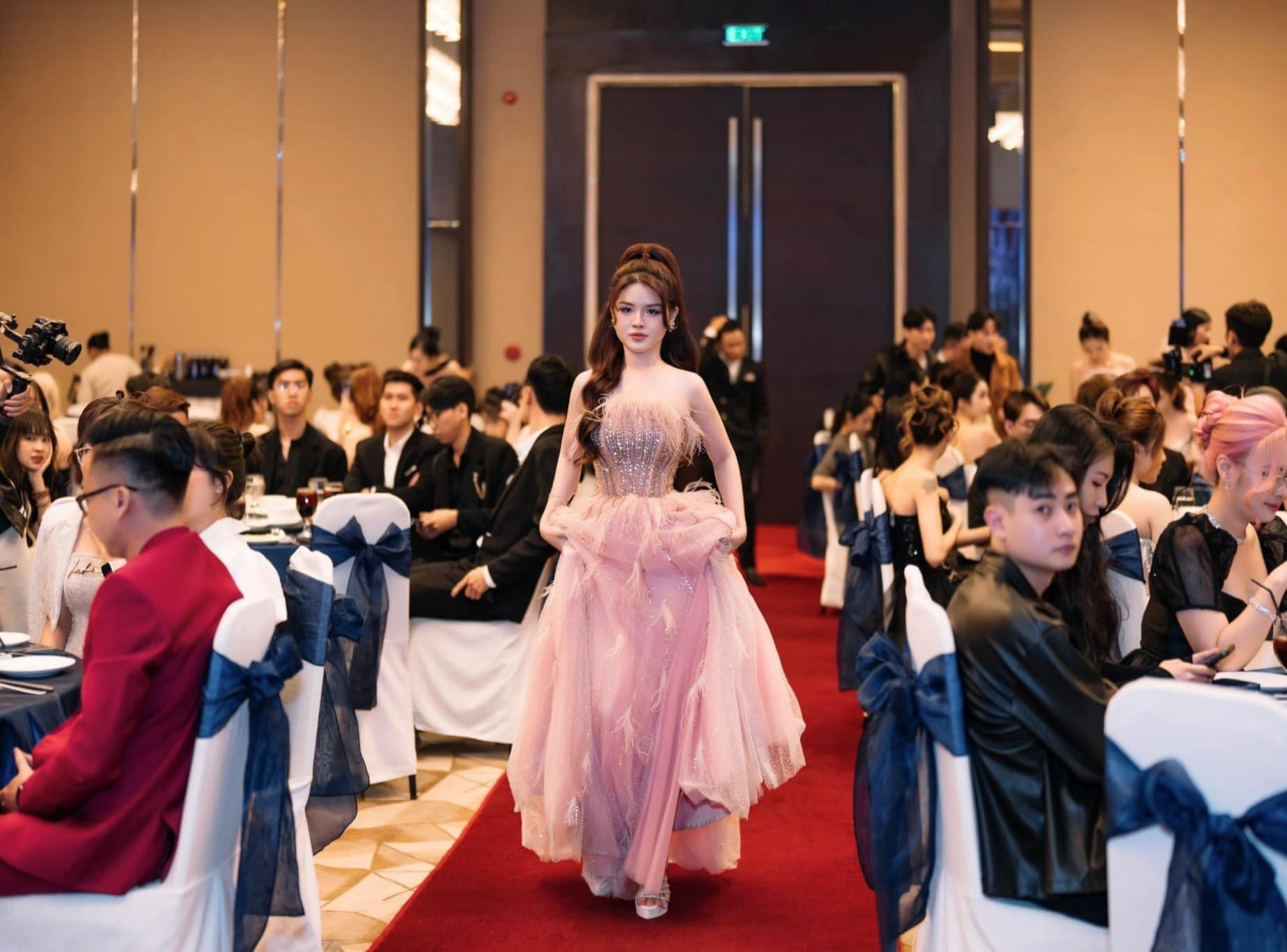 Cô gái Gen Z và những ngã rẽ trong cuộc sống để tìm thấy ánh sáng rực rỡ của mình