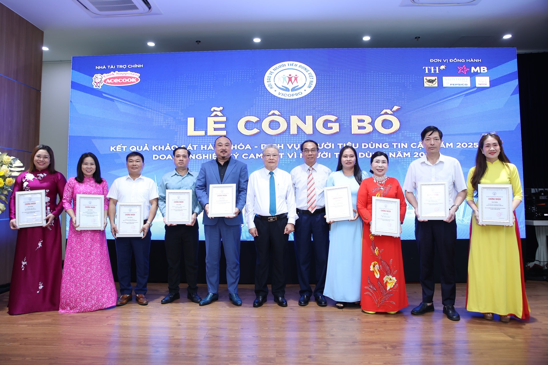 Công bố top hàng hóa, dịch vụ được người tiêu dùng tin cậy năm 2025