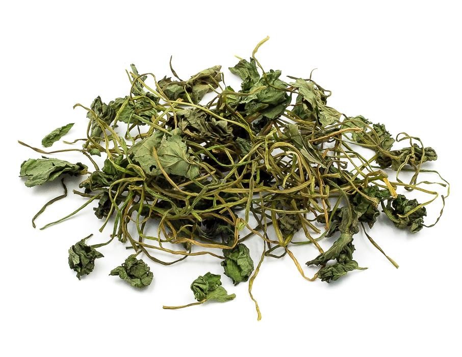 Hình 2. Dược liệu rau má sau thu hái và sử dụng trong các chế phẩm thảo dược. Lá và thân cây thường được dùng làm thuốc trong y học cổ truyền và các sản phẩm chăm sóc sức khỏe.