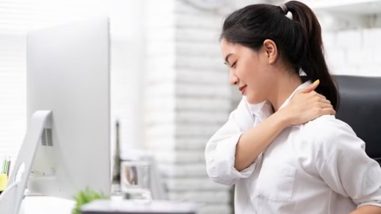 Tạm biệt đau vai gáy bằng 5 động tác đơn giản