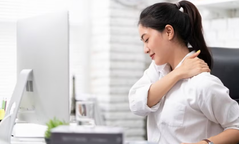Tạm biệt đau vai gáy bằng 5 động tác đơn giản