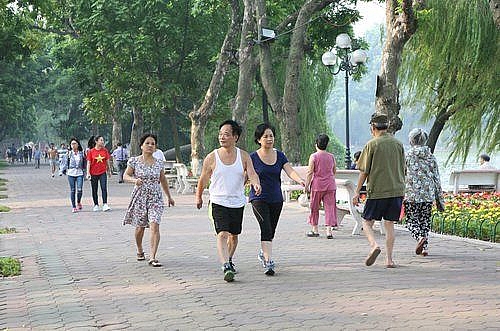 Đi bộ, vươn thở, vận động nhẹ: Những “bài thuốc” không cần toa