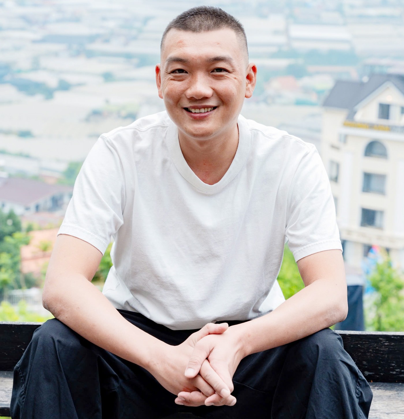 Chàng trai 9X đam mê livestream và chuỗi quán cà phê “chill chill” độc đáo