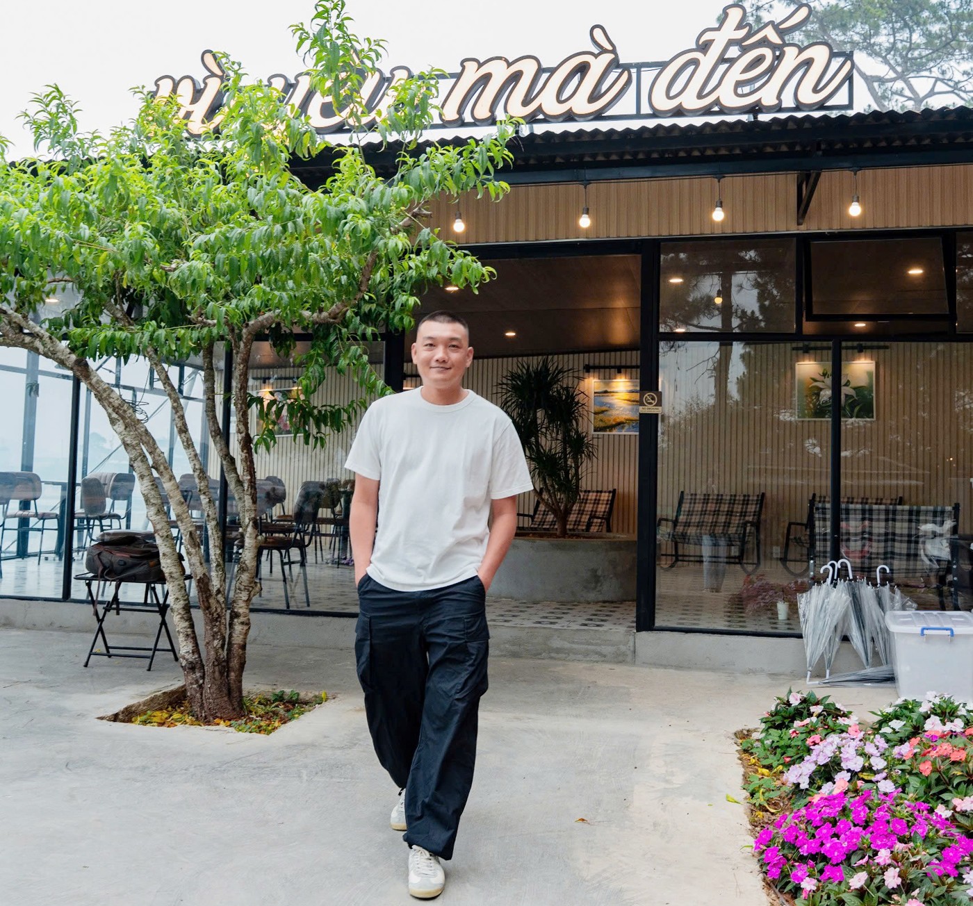 Chàng trai 9X đam mê livestream và chuỗi quán cà phê “chill chill” độc đáo