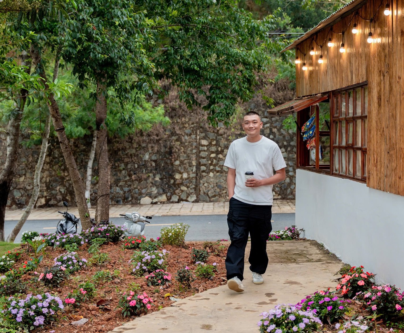 Chàng trai 9X đam mê livestream và chuỗi quán cà phê “chill chill” độc đáo