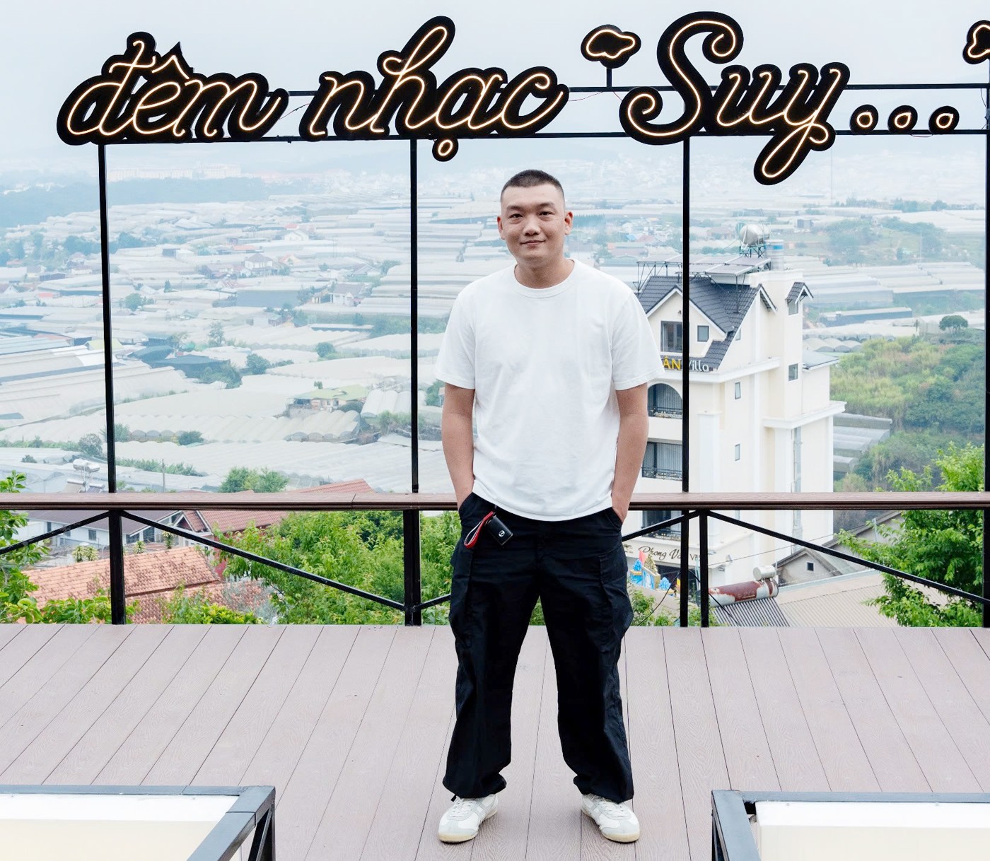 Chàng trai 9X đam mê livestream và chuỗi quán cà phê “chill chill” độc đáo