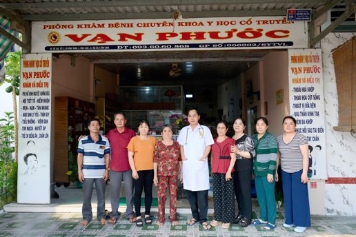 (Ông Nguyễn Kiến Thiện Mỹ – Phó Chủ tịch Chi hội Nam Y Sóc Trăng Tại Phòng Khám Bệnh YHCT Vạn Phước)