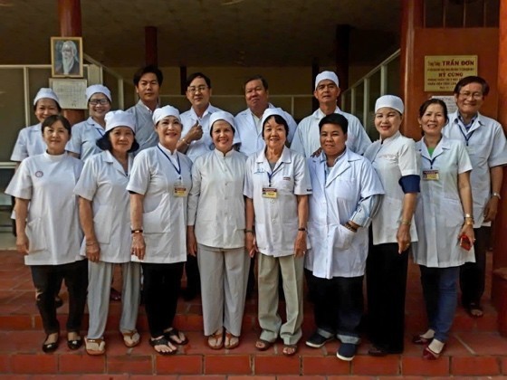 (Ông Nguyễn Kiến Thiện Mỹ – Phó Chủ tịch Chi hội Nam Y Sóc Trăng Tại Phòng Khám Bệnh YHCT Vạn Phước)
