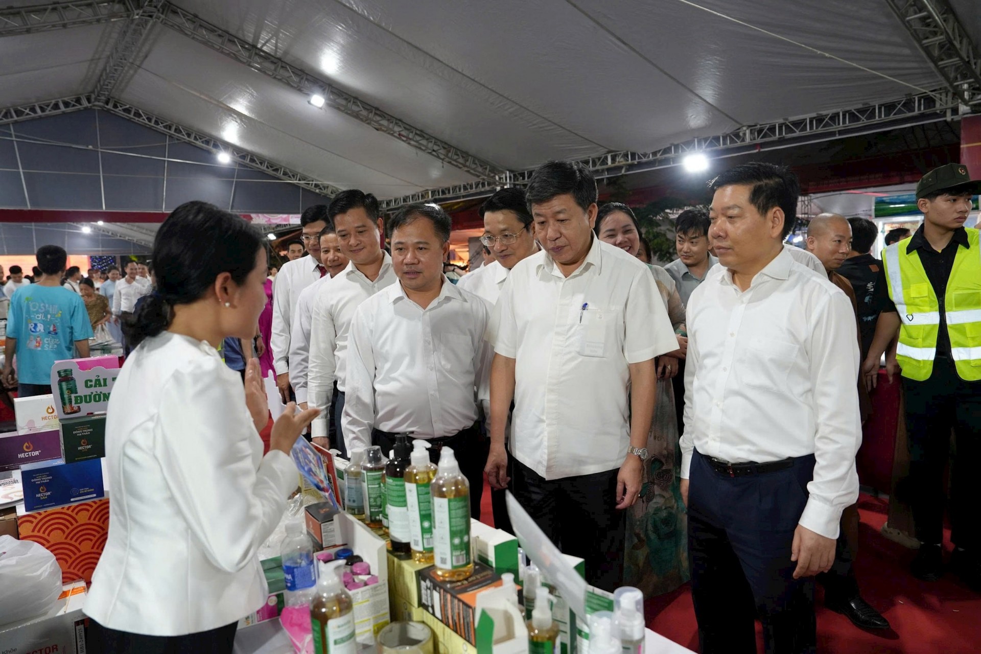 Kết nối cung – cầu từ Không gian quảng bá sản phẩm đặc sản làng nghề gắn với lễ hội Bình Đà  (TP Hà Nội)