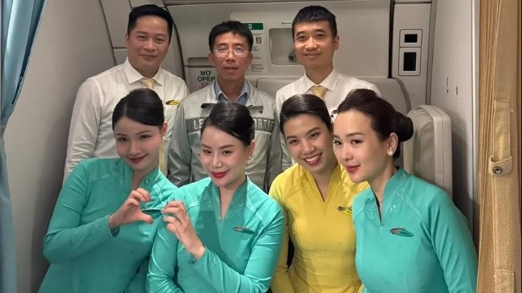 Bác sĩ Bệnh viện Bạch Mai kịp thời cứu hành khách trên chuyến bay Hà Nội-Paris