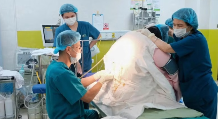 Phẫu thuật lấy thai thành công cho sản phụ nặng 140kg mắc tiền sản giật nặng