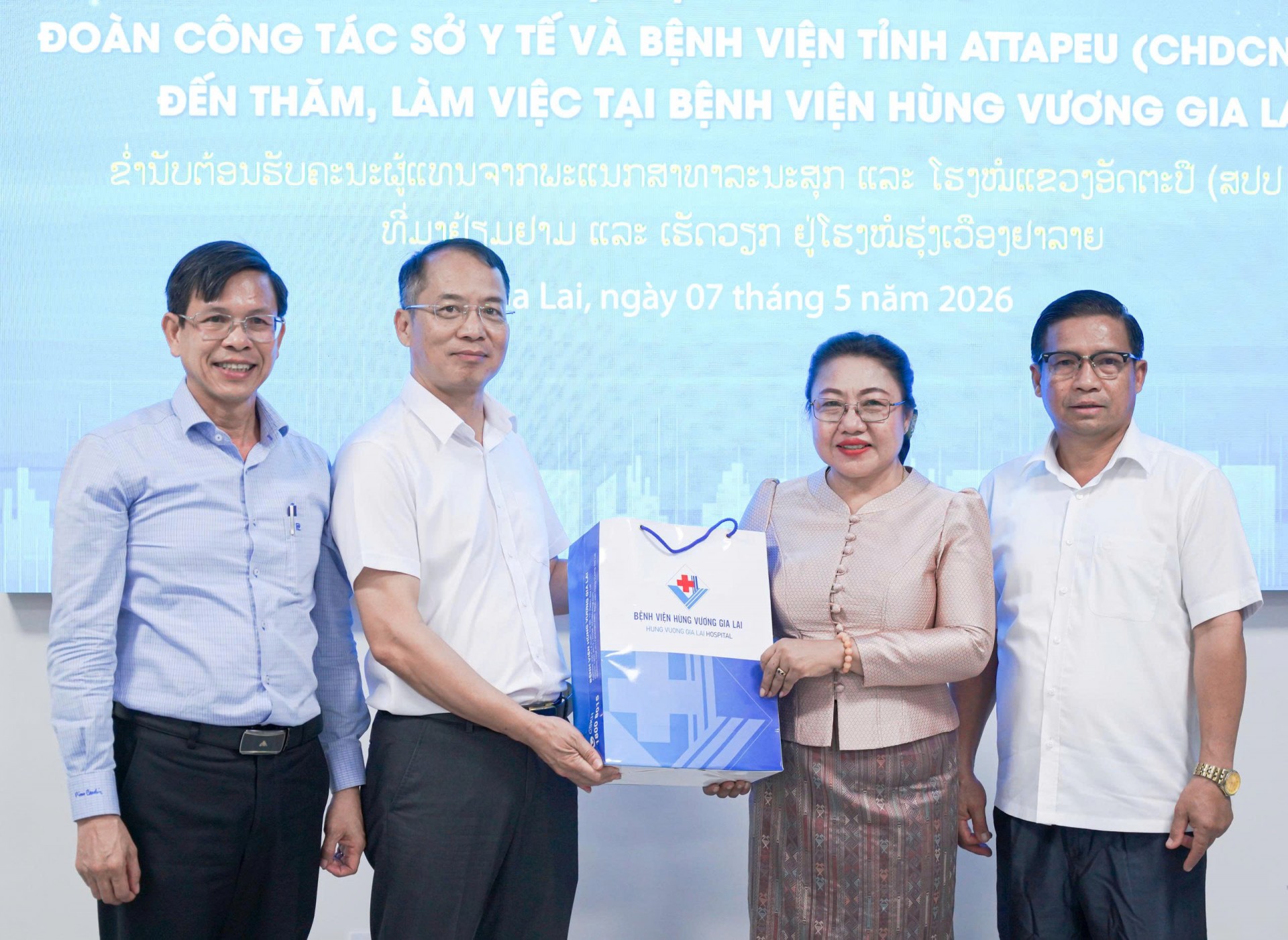 Bệnh viện Hùng Vương Gia Lai thắt chặt quan hệ hợp tác y tế với tỉnh Attapeu – Lào