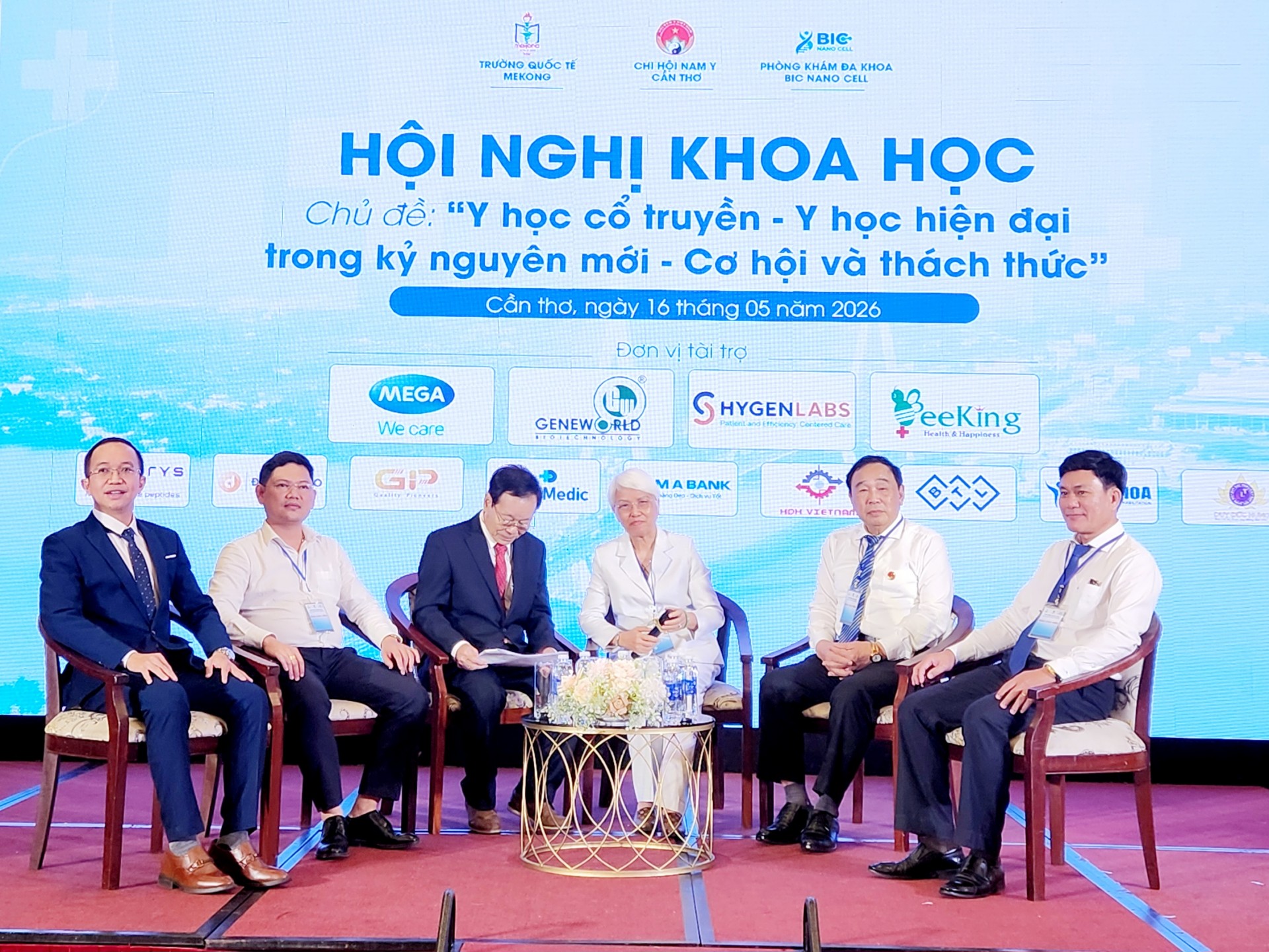 Hội nghị khoa học  Định hướng mới cho sự kết hợp Y học Cổ truyền và Y học hiện đại trong kỷ nguyên số