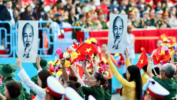 ÁNH SÁNG HỒ CHÍ MINH SOI ĐƯỜNG CHO CHÚNG TA ĐI