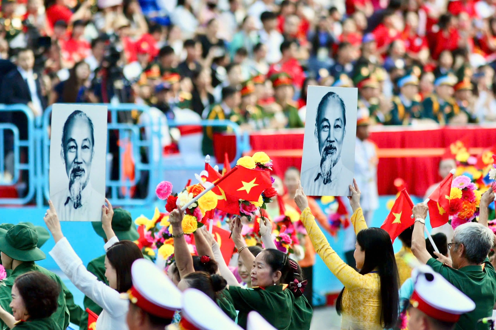 ÁNH SÁNG HỒ CHÍ MINH SOI ĐƯỜNG CHO CHÚNG TA ĐI ÁNH SÁNG HỒ CHÍ MINH SOI ĐƯỜNG CHO CHÚNG TA ĐI