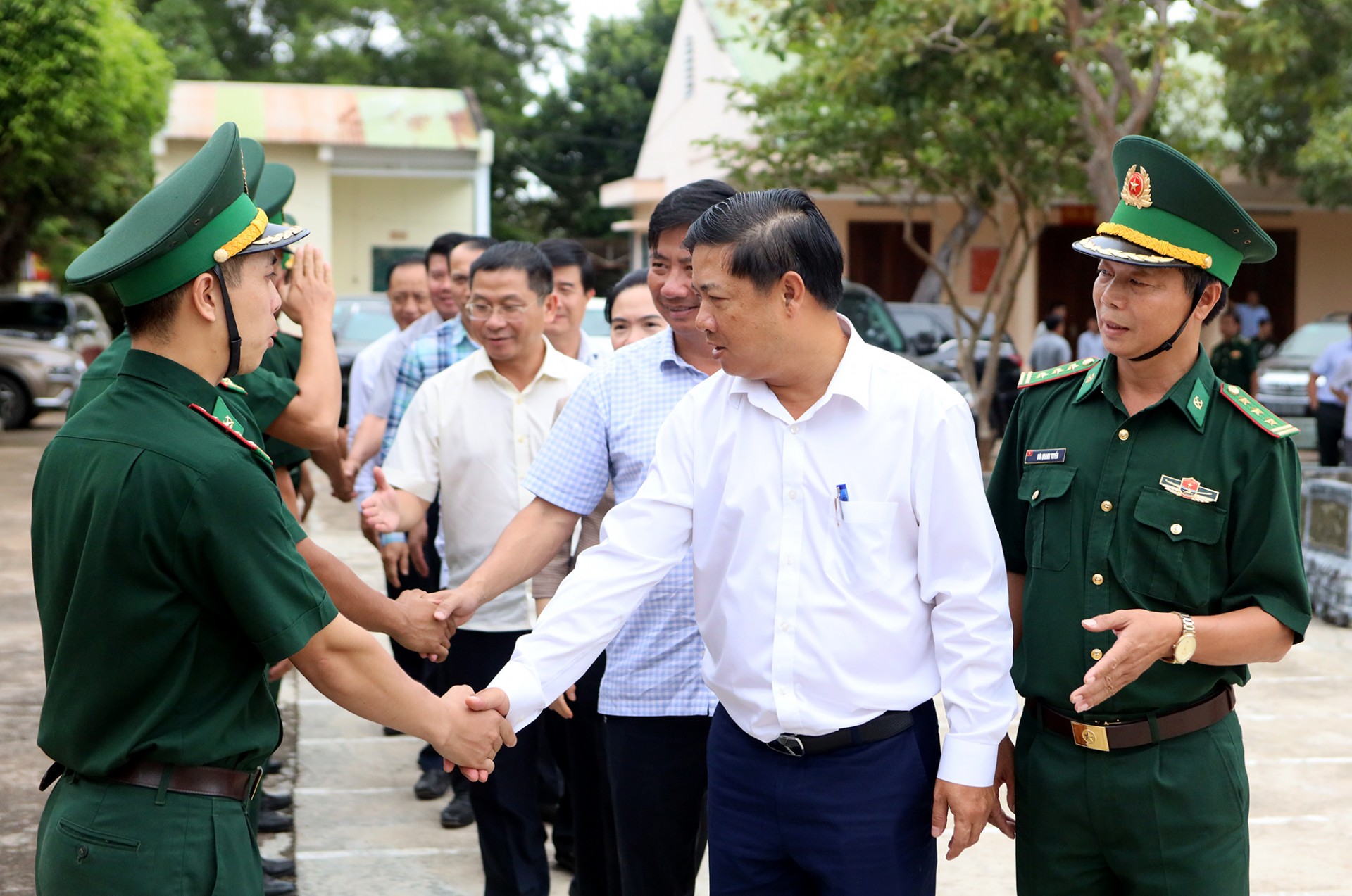 Giữ chế độ từ buôn làng! Giữ chế độ từ buôn làng!