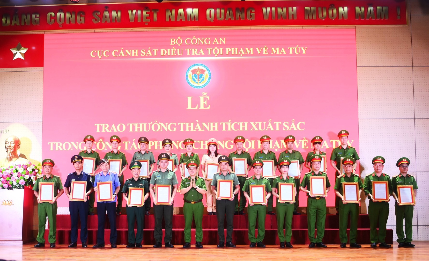 Triệt phá đường dây buôn lậu hơn 50 tấn caffeine xuyên quốc gia: Trưởng khoa Dược Bệnh viện Y học cổ truyền Trung ương bị khởi tố Triệt phá đường dây buôn lậu hơn 50 tấn caffeine xuyên quốc gia: Trưởng khoa Dược Bệnh viện Y học cổ truyền Trung ương bị khởi tố